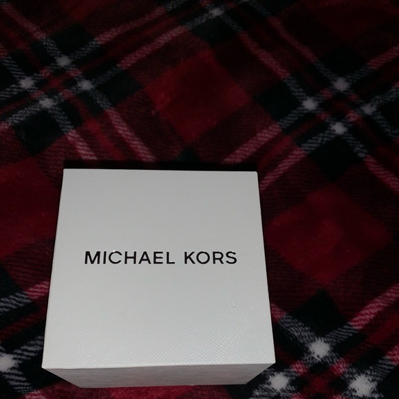 Micheal Kors Luxury Gold Watch - Picture 3 of 3